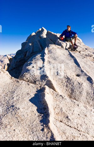 Bergsteiger auf dem Gipfel des Bear Creek Spire, John Muir Wildnis, die Berge der Sierra Nevada, Kalifornien Stockfoto