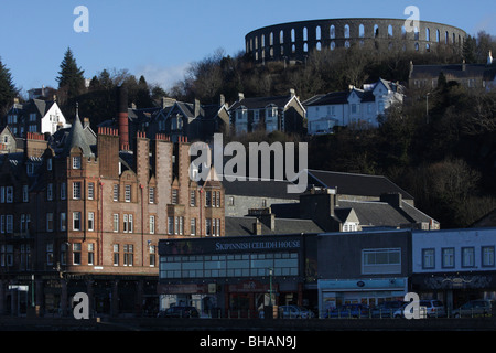 Stadt Zentrum von Oban in Schottland mit Wahrzeichen McCaig Tower Stockfoto