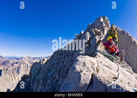 Bergsteiger auf der Nordost Grat des Bear Creek Spire, John Muir Wilderness, Berge der Sierra Nevada, Kalifornien Stockfoto