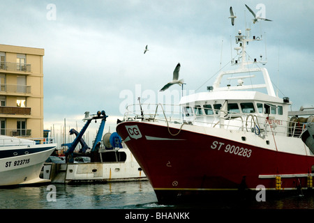 In Sète, Frankreichs größtem Fischereihafen am Mittelmeer, gelangt ein Trawler in den Königlichen Kanal Stockfoto