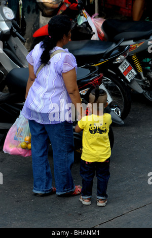 Junge mit Pferdeschwanz Frisur, Klongtoei, Bangkok, Thailand. Stockfoto