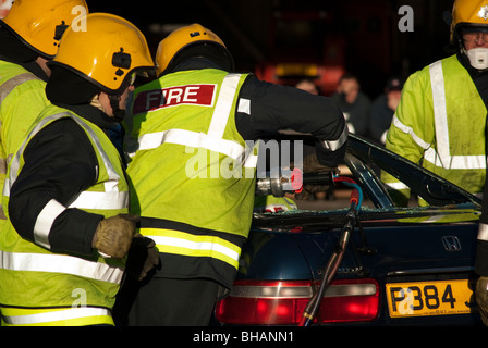 Feuerwehrleute üben RTC Bergung Verfahren Stockfoto