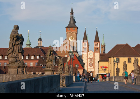 BLICK ÜBER ALTE MAINBRUECKE BRÜCKE, STATUEN, CITY HALL, DOM, WÜRZBURG, FRANKEN, BAYERN, DEUTSCHLAND Stockfoto