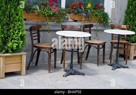 Tische und Stühle auf dem Bürgersteig vor einem Café in der alten Stadt Bezirk von Montreal in Kanada Stockfoto