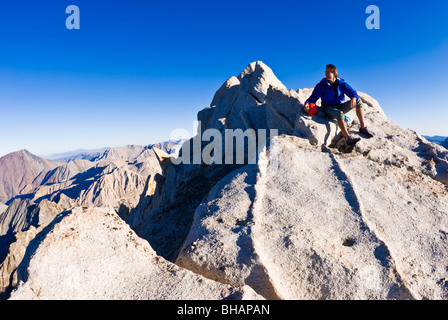 Bergsteiger auf dem Gipfel des Bear Creek Spire, John Muir Wildnis, die Berge der Sierra Nevada, Kalifornien Stockfoto