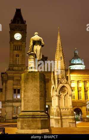 Chamberlain Quadrat zeigt die Chamberlain-Denkmal, Statue, Rathaus. Birmingham City Centre, Birmingham, England Stockfoto