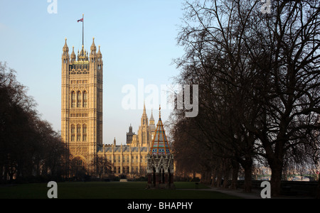 Buxton Memorial Fountain neben der Häuser des Parlaments Westminster London England UK - die Herzen der britischen Regierung. Stockfoto