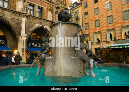 Fischbrunnen Brunnen Marienplatz München Bayern Deutschland Europa Stockfoto