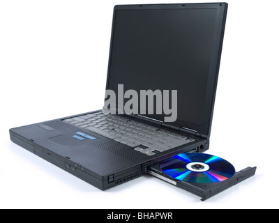 Ein schwarzer Laptop mit dvd im Tray. Isoliert auf weißem Hintergrund. Stockfoto