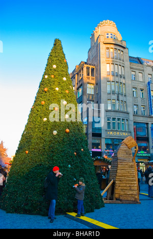 Weihnachtsmarkt am Vaclavske Namesti Platz in Mitteleuropa Prag Tschechische Republik Stockfoto