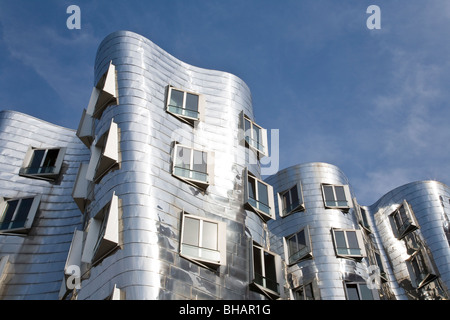 NEUER ZOLLHOF GEBÄUDE VON GEHRY IM MEDIENHAFEN MEDIAPORT IN DÜSSELDORF, NORDRHEIN-WHESTPHALIA, DEUTSCHLAND Stockfoto