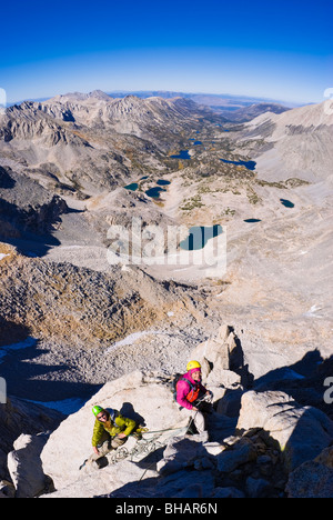 Bergsteiger auf der Nordost Grat des Bear Creek Spire, John Muir Wilderness, Berge der Sierra Nevada, Kalifornien Stockfoto