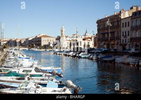 Das Boot gesäumten Royal Canal ist die wichtigste Wasserstraße in größten mediterranen Fischerhafen Sète, Frankreich Stockfoto