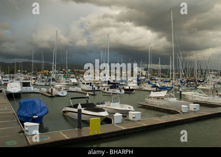 Motorboote und Segelboote in Marina La Cruz, Mexiko Stockfoto