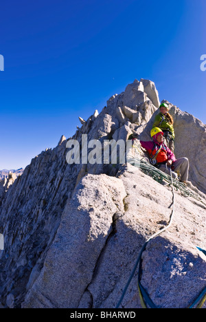 Bergsteiger auf der Nordost Grat des Bear Creek Spire, John Muir Wilderness, Berge der Sierra Nevada, Kalifornien Stockfoto