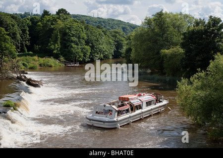 WEHR AM FLUSS AVON NR BATHAMPTON MIT AUSFLUGSSCHIFF Stockfoto