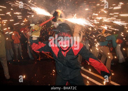 Teufel und Wunderkerze Feuerwerk während La Merce-Festival in Barcelona, Spanien Stockfoto