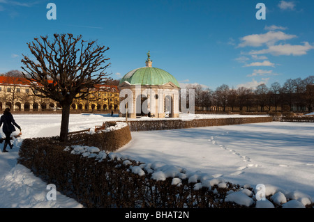 Denkmal zur Göttin Diana, im Schnee bedeckt Hofgarten in München. Stockfoto