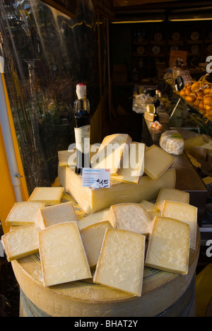 Käse am Viktualienmarkt Quadrat Altstadt München Bayern Deutschland Europa Stockfoto