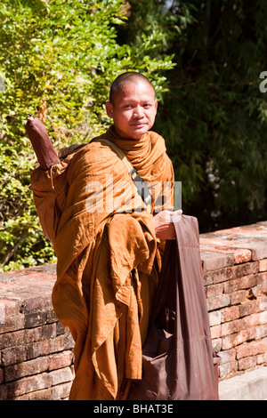 Thailändischer buddhistischer Mönch im traditionellen Gewand, steht man vor der Mauer, Thailand Stockfoto