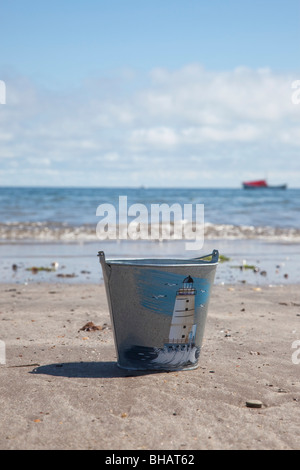 Eimer am Strand, Boulmer, Northumberland, England Stockfoto