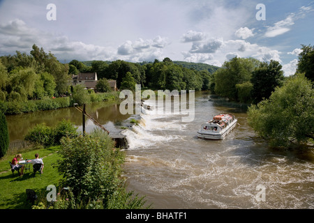 WEHR AM FLUSS AVON NR BATHAMPTON MIT AUSFLUGSSCHIFF Stockfoto