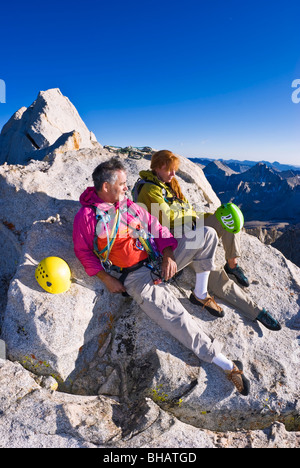 Bergsteiger auf dem Gipfel des Bear Creek Spire, John Muir Wildnis, die Berge der Sierra Nevada, Kalifornien Stockfoto