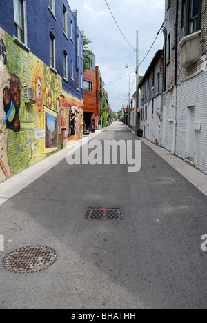 Ein Backstreet im Bereich Kensington Market von Toronto bunt geschmückten mit modernen graffiti Stockfoto