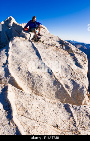 Bergsteiger auf dem Gipfel des Bear Creek Spire, John Muir Wildnis, die Berge der Sierra Nevada, Kalifornien Stockfoto