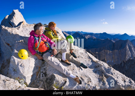 Bergsteiger auf dem Gipfel des Bear Creek Spire, John Muir Wildnis, die Berge der Sierra Nevada, Kalifornien Stockfoto