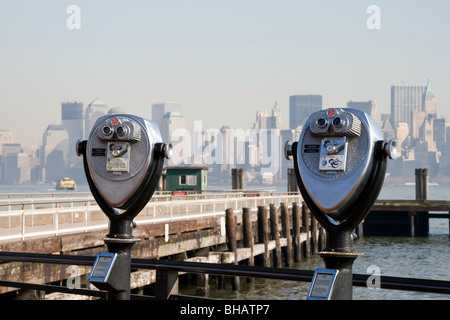 Liberty Island Aliens"" - montierten Fernglas mit Blick auf New York Hafen und die Skyline von Manhattan Stockfoto