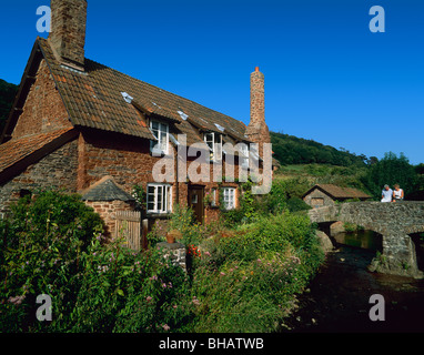 Cottage und Lastesel Brücke, Allerford, Somerset, England Stockfoto