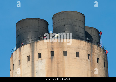 Demonstranten auf dem Hauptturm im Kraftwerk Didcot, Oxfordshire, England Stockfoto