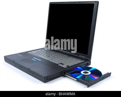 Ein schwarzer Laptop mit dvd im Tray. Isoliert auf weißem Hintergrund.