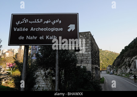 Der Hund River (Nahr al Kalb) Valley, ein archäologisches Gebiet mit Denkmälern (Stelen) von alten erobern Armeen, in der Nähe von Geesthacht, Libanon errichtet. Stockfoto