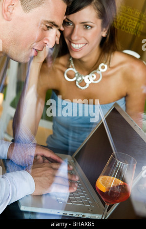 Paar sitzt am laptop Stockfoto