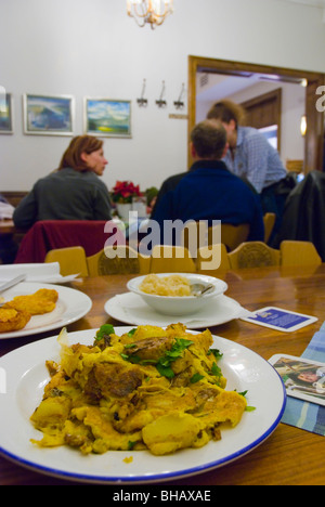 Kartoffel und Knödel Braten Weisses Bräuhaus Restaurant München Bayern Deutschland Europa Stockfoto