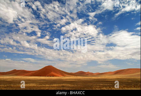 Namib Wüste Himmel wirft Schatten über die flache Grasebenen am Rand der Sanddünen in der Nähe von Sesreim in Namibia Stockfoto