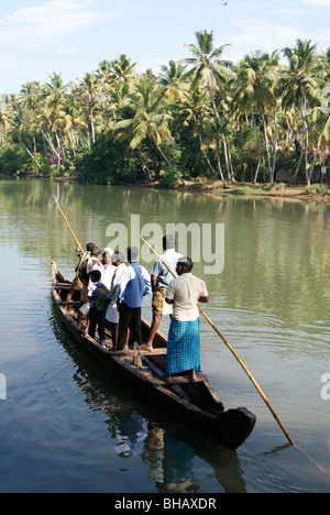 Viele Menschen reisen über Fluss durch kleines Boot bestehend aus Holz Stockfoto