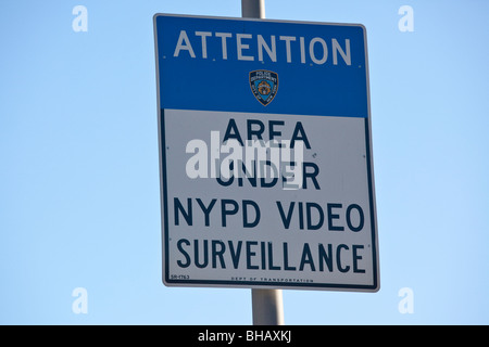 Bereich unter NYPD Videoüberwachung Straßenschild in New York City Stockfoto