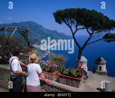 Paar in Ravello, Amalfiküste, Kampanien, Italien Stockfoto