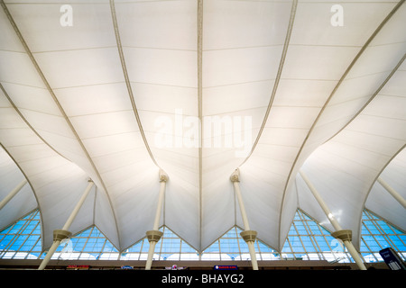 Denver Airport zeltartige Dachkonstruktion. Zugfestigkeit Glasfasergewebe. Internationalen Jeppesen terminal Interieur. VEREINIGTE STAATEN USA Stockfoto