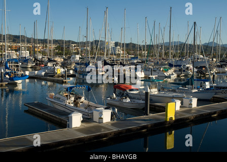 Motorboote und Segelschiffe in rutscht bei La Cruz Marina, Mexiko. Stockfoto