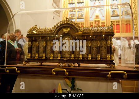 Der Sarg mit den Gebeinen des St. Thérèse von Lisieux in der Kirche der Muttergottes von Karmel und St. Simon Stock in London Stockfoto