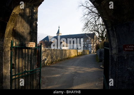 Sicht – durch den Bogen Eingangstor – von Hautecombe Abbey in Saint-Pierre-de-Curtille in der Nähe von Aix-Les-Bains in Savoyen, Frankreich. Stockfoto