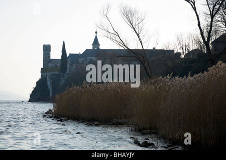 Seitenansicht von Hautecombe Abbey, unten die Ufer von See Du Bourget. Saint-Pierre-de-Curtille in der Nähe von Aix-Les-Bains in Savoyen, Frankreich. Stockfoto