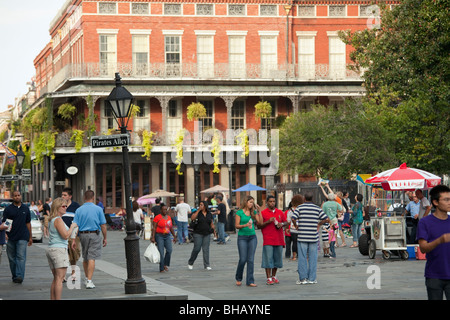 Menschen Flanieren in Jackson Square in der Nähe von Piraten Gasse im French Quarter. Stockfoto