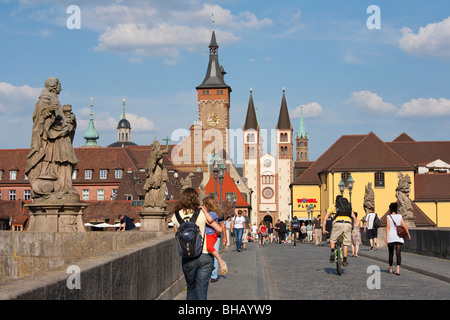 BLICK ÜBER ALTE MAINBRUECKE BRÜCKE, STATUEN, CITY HALL, DOM, WÜRZBURG, FRANKEN, BAYERN, DEUTSCHLAND Stockfoto