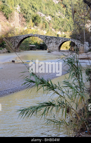 Zwei libanesische armee Soldaten auf Patrouille auf einer alten gewölbten Mamluk era steinerne Brücke über den Hund River (Nahr al Kalb), in der Nähe von Geesthacht, Libanon. Stockfoto