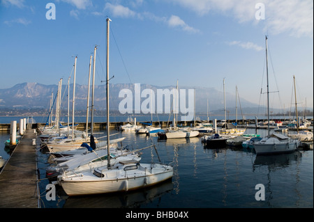 Yachten und Boote ankern in Bourget Du Lac Marina, am See du Bourget (Lac Du Bourget) in der Nähe von Aix-Les-Bains in Savoyen, Frankreich. Stockfoto